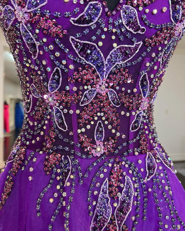 Luolandi V-Neck Prom Dresses A-Line With Beads&Sequins Halter Floor Length