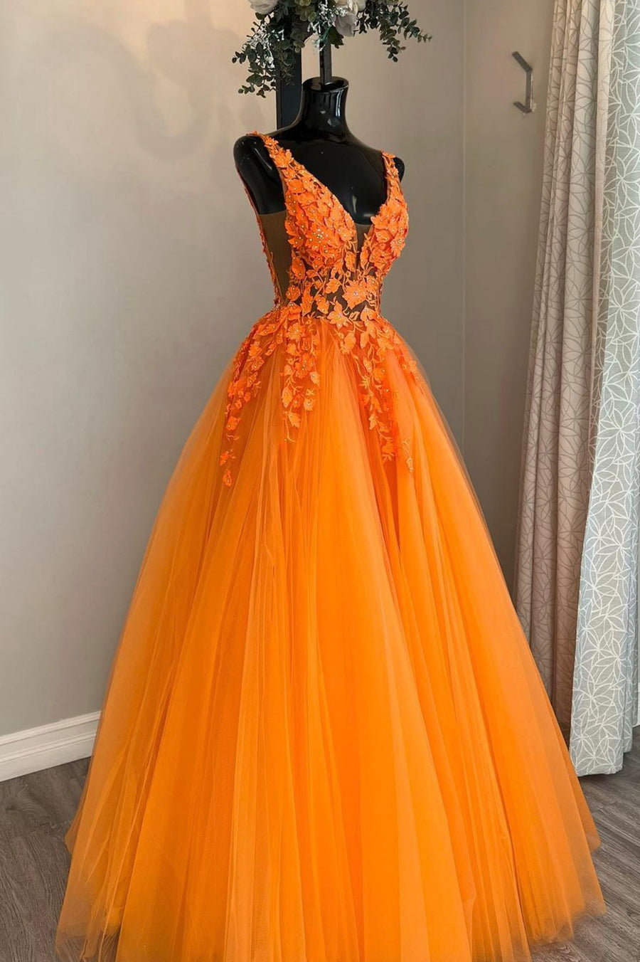 Luolandi Orange V-Neck Lace Long Prom Dresses A-Line Evening Party Dresses Sexy