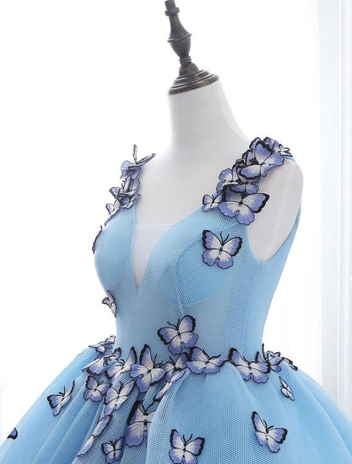 Luolandi Ball Gown Prom Dresses Luxurious Dress Engagement Court Train Sleeveless V Neck Tulle with Pleats