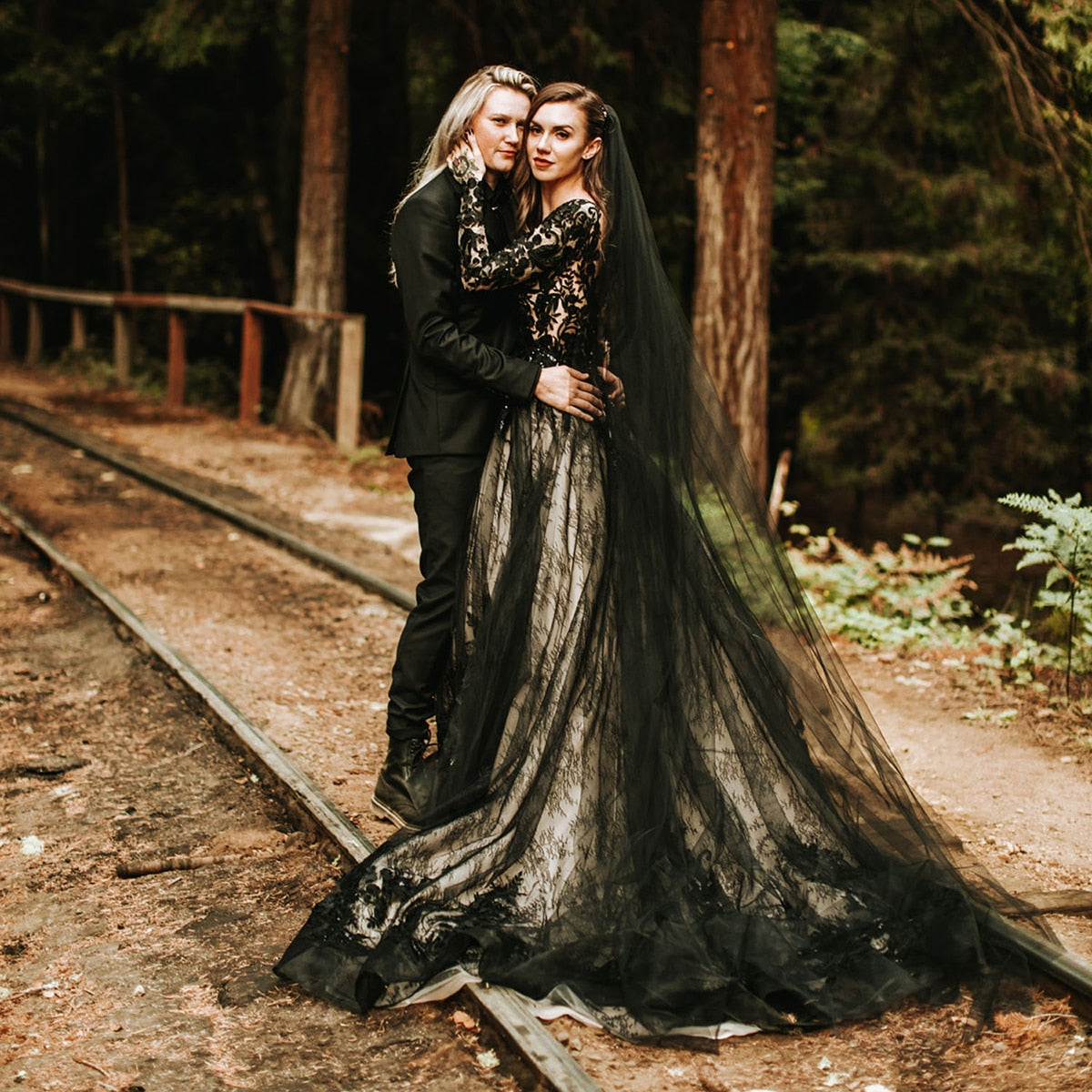 Luolandi Plus Size Long Sleeves Black Tulle Lace Appliqued Rustic V Neck Backless Wedding Dress Beautiful