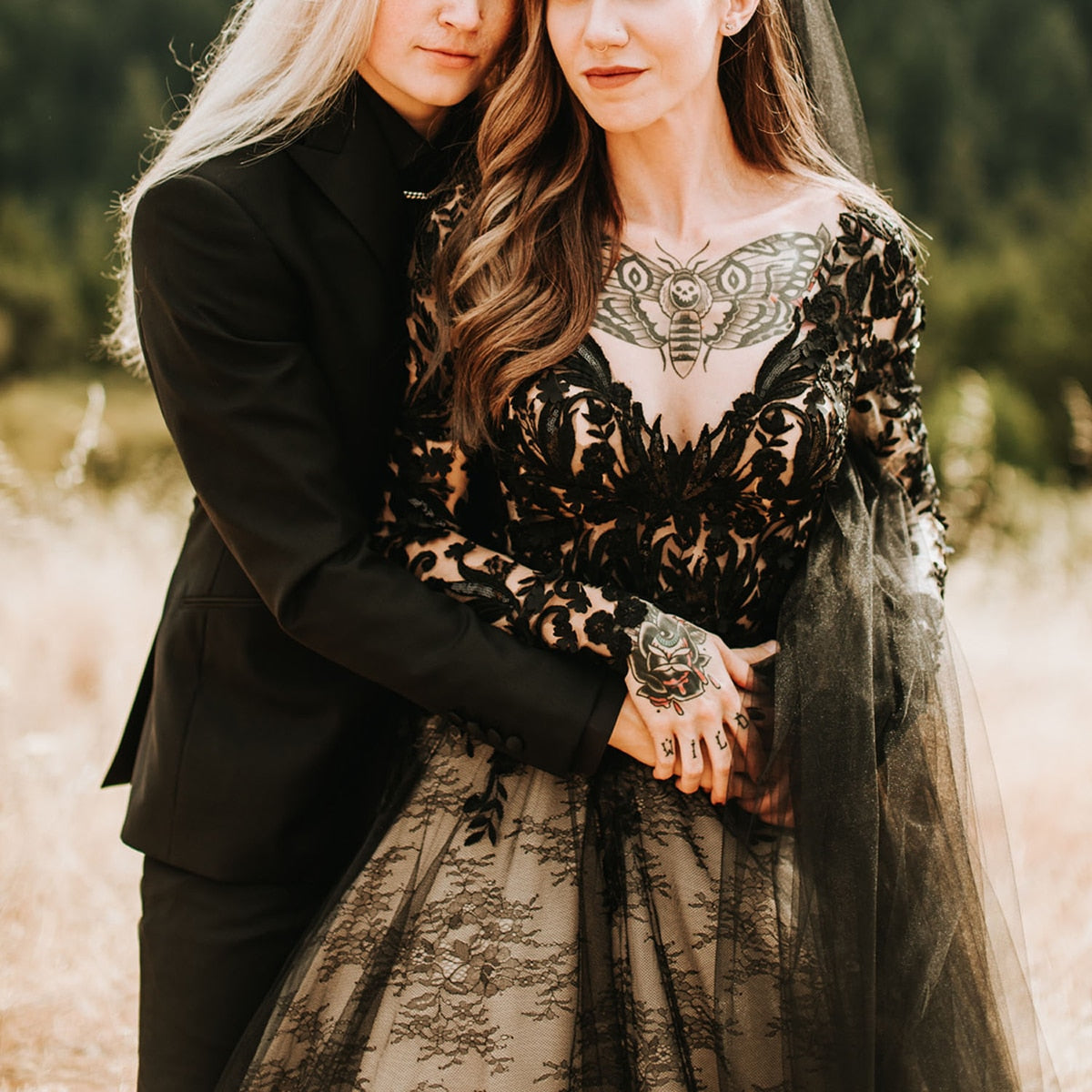 Luolandi Plus Size Long Sleeves Black Tulle Lace Appliqued Rustic V Neck Backless Wedding Dress Beautiful