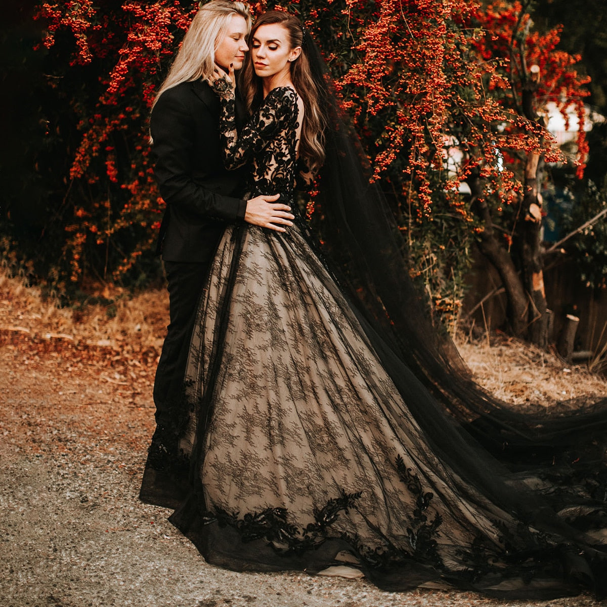 Luolandi Plus Size Long Sleeves Black Tulle Lace Appliqued Rustic V Neck Backless Wedding Dress Beautiful