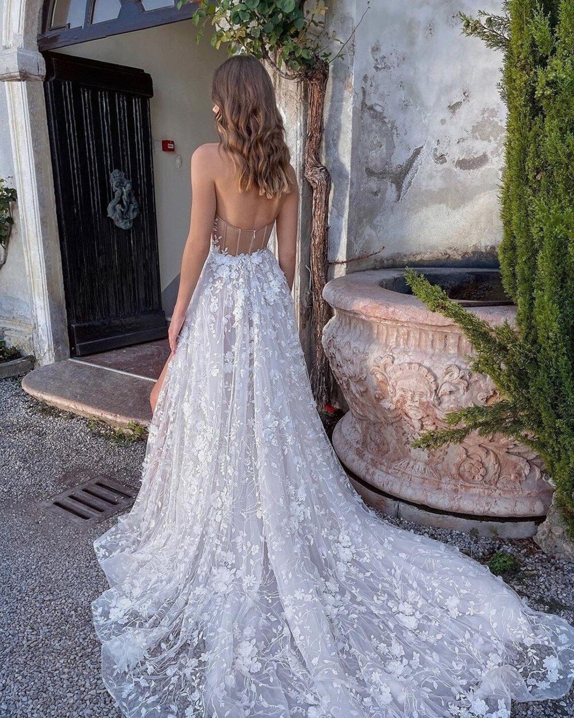 Luolandi A Line Sweetheart Neck Slit Appliques Flower Embroidery Backless Wedding Dress Beautiful