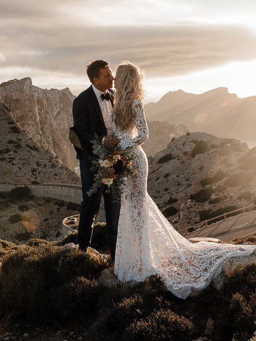 Luolandi Chic Lace V Neck Long Sleeve Mermaid Rustic Backless Wedding Dresses Sexy