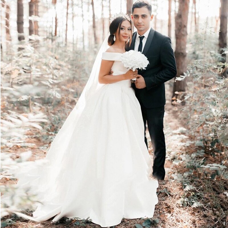 Luolandi Elegant Stain Off the Shoulder Sleeveless Ball Gown Wedding Dress Floor Length Bride Gowns Beautiful