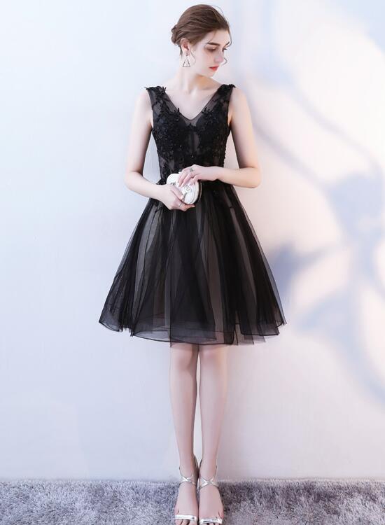 Luolandi Black V-neckline Knee Length Lace Applique Lace Party Dress Homecoming Dress Elegant
