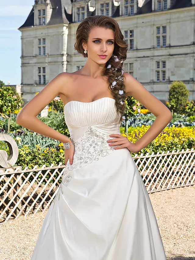 Luolandi Princess A-Line Long Wedding Dresses Strapless Chapel Train Satin Sleeveless