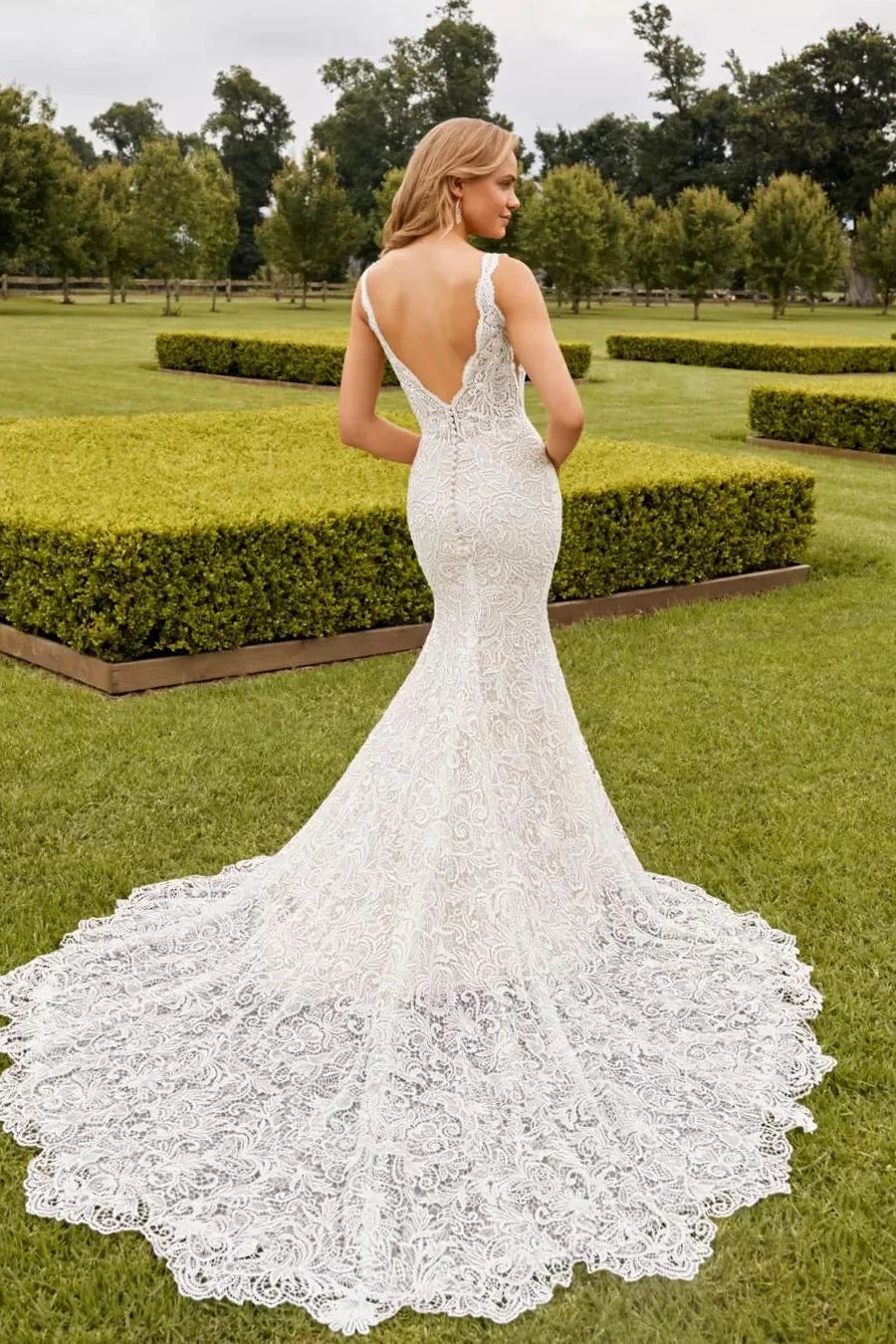Luolandi Charming Wedding Dress Mermaid V Neck Lace Bridal Dress With Sweep Train Sleeveless Elegant