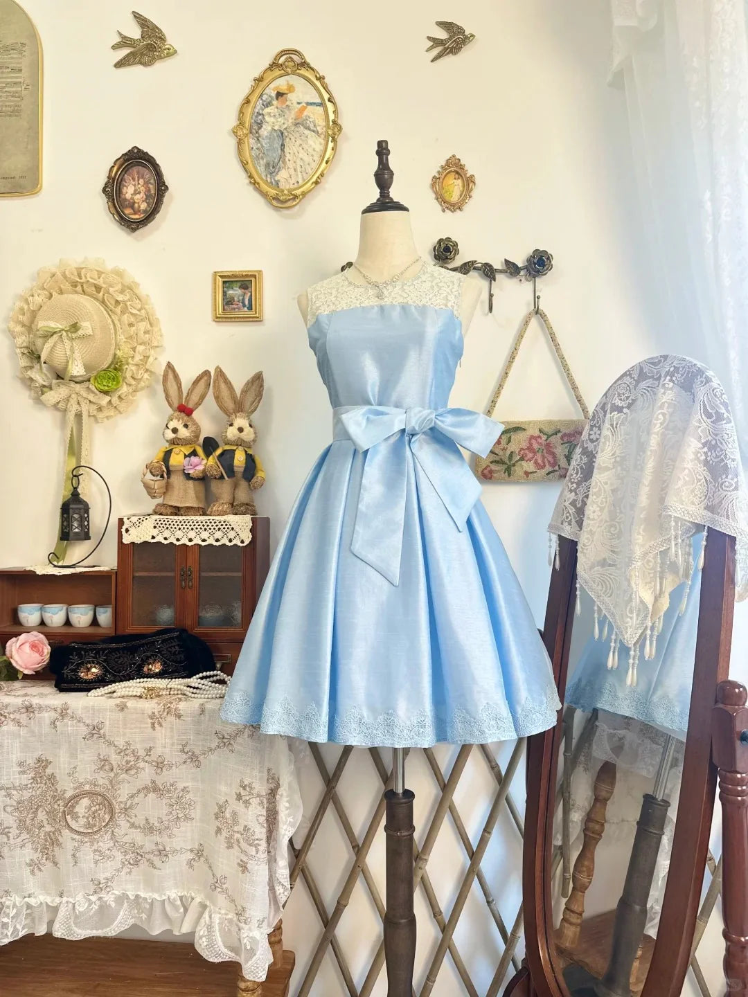Luolandi Classy A Line Blue Satin Sleeveless Party Prom Dress Vintage Homecoming Dress with Lace