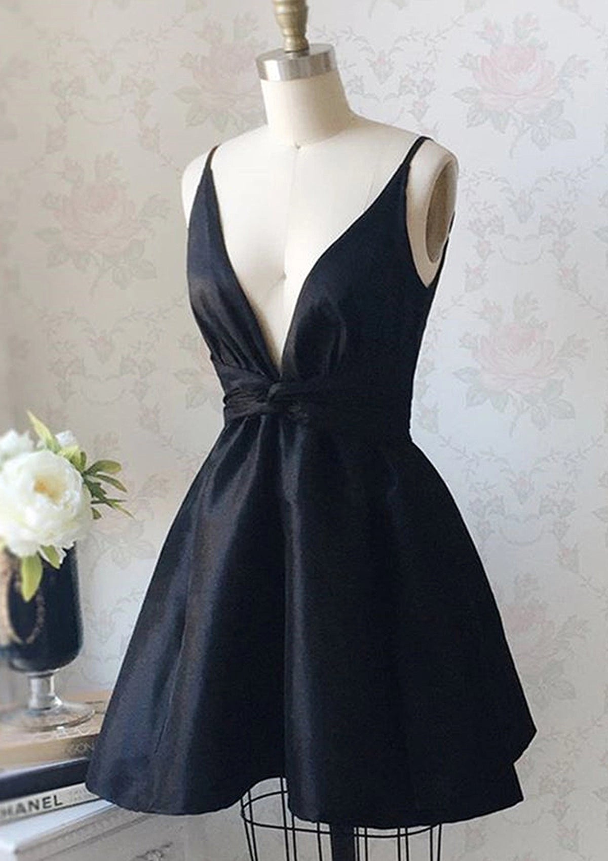 Luolandi Elegant Black A Line V-neck Spaghetti Straps Sleeveless Short Homecoming Dresses Simple Graduation Party Dress