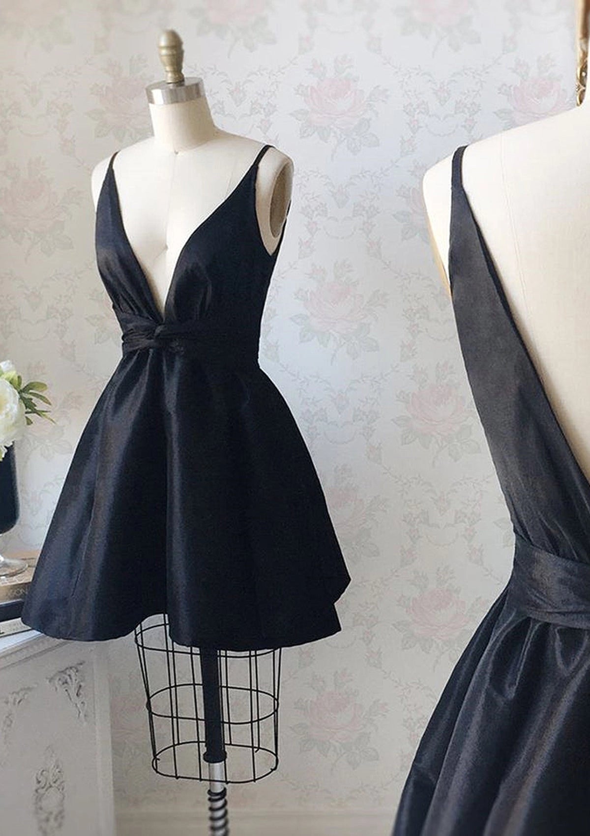 Luolandi Elegant Black A Line V-neck Spaghetti Straps Sleeveless Short Homecoming Dresses Simple Graduation Party Dress