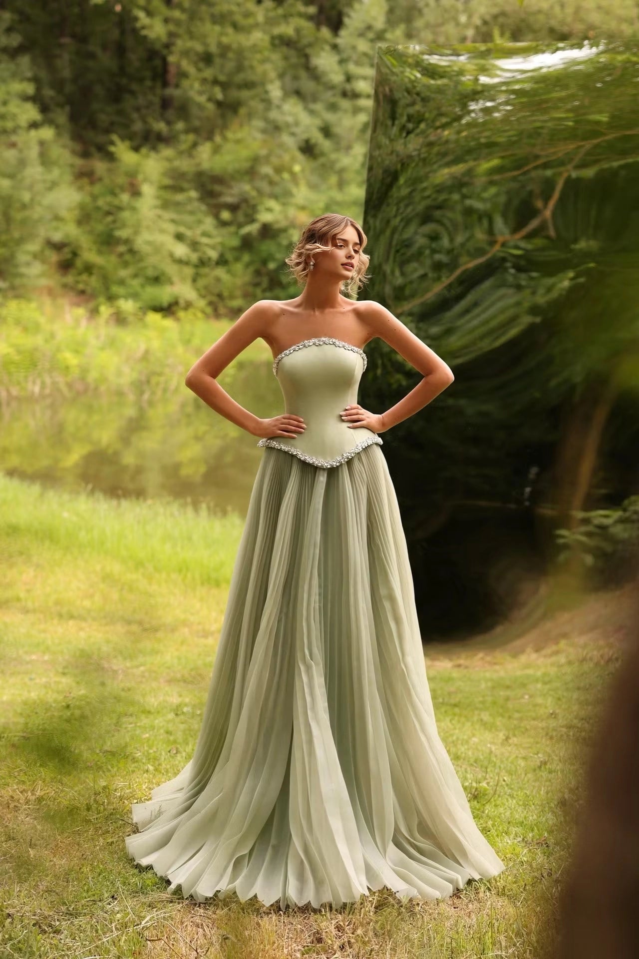 Luolandi Elegant Strapless A Line Sleeveless Pleated Party Evening Gown Chic Long Prom Dress With Beadings