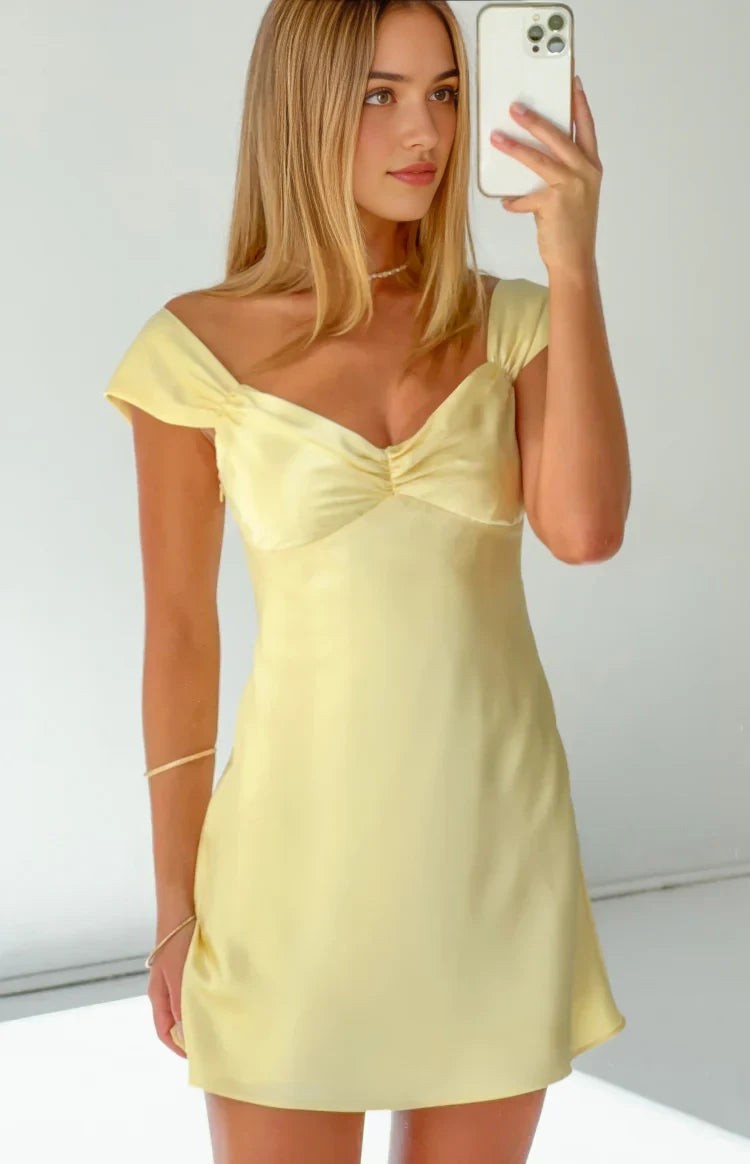 Luolandi Elegant Yellow Sheath Sweetheart Neck Ruched Bust Satin Short Party Homecoming Dress