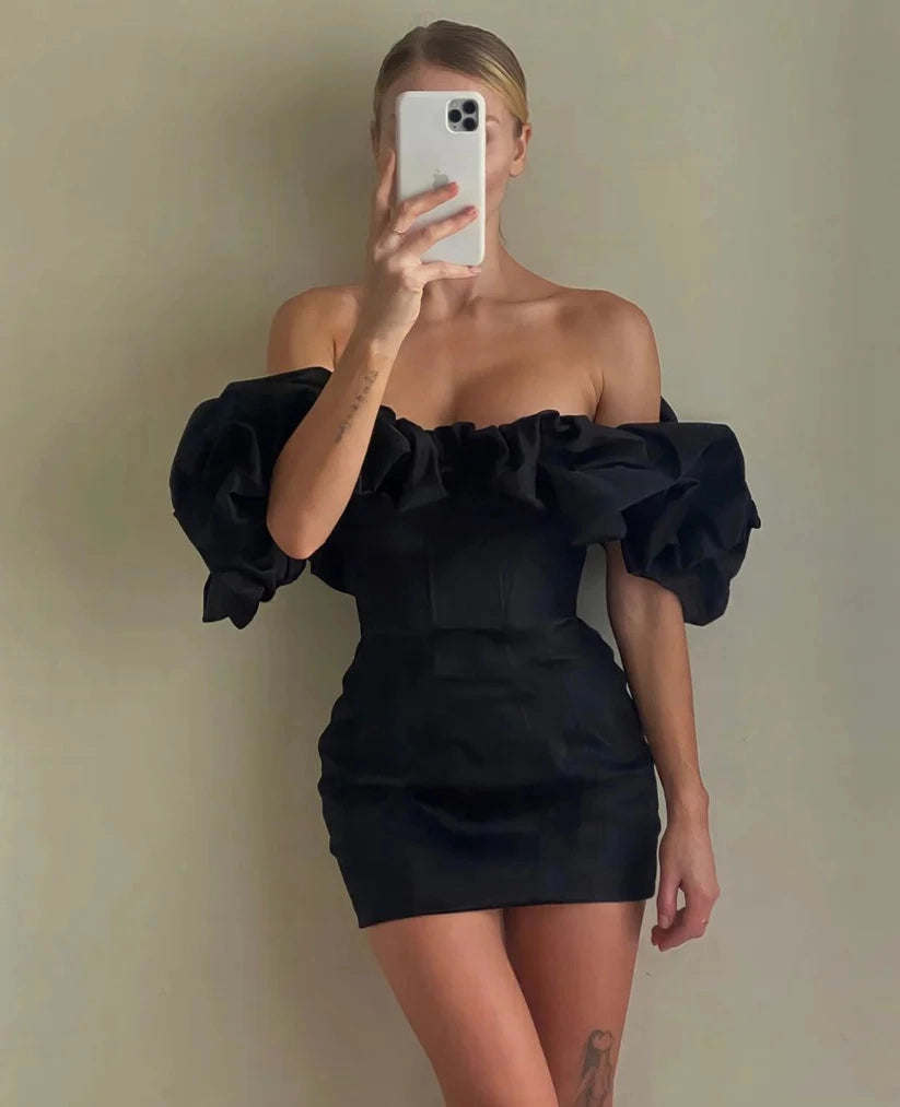 Luolandi Fashion Black Sheath Off the Shoulder Satin Short / Mini Homecoming Dress Chic Graduation Party Dress