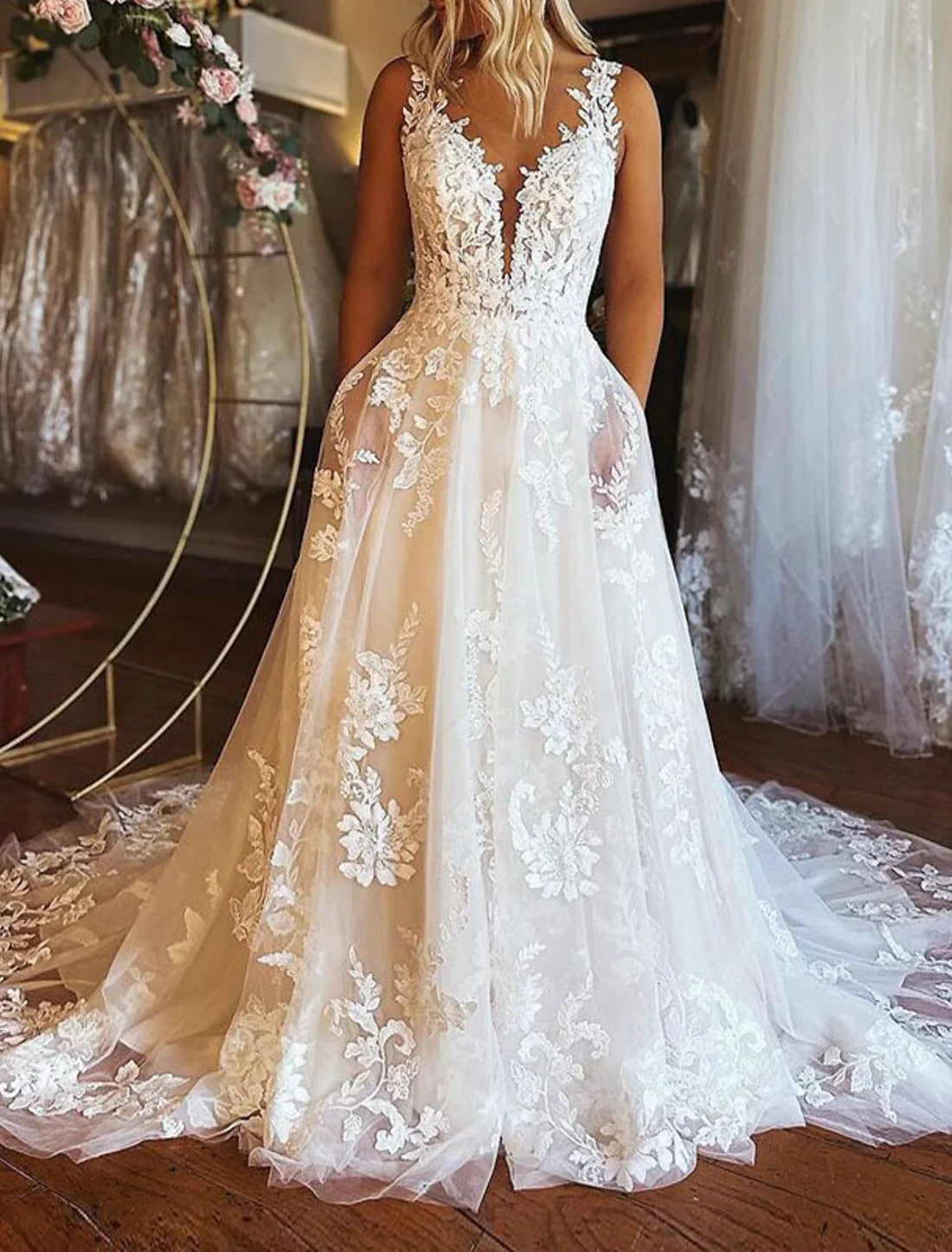 Luolandi Engagement Formal Wedding Dresses A-Line V Neck Sleeveless Chapel Train Lace Bridal Gowns With Appliques Sexy