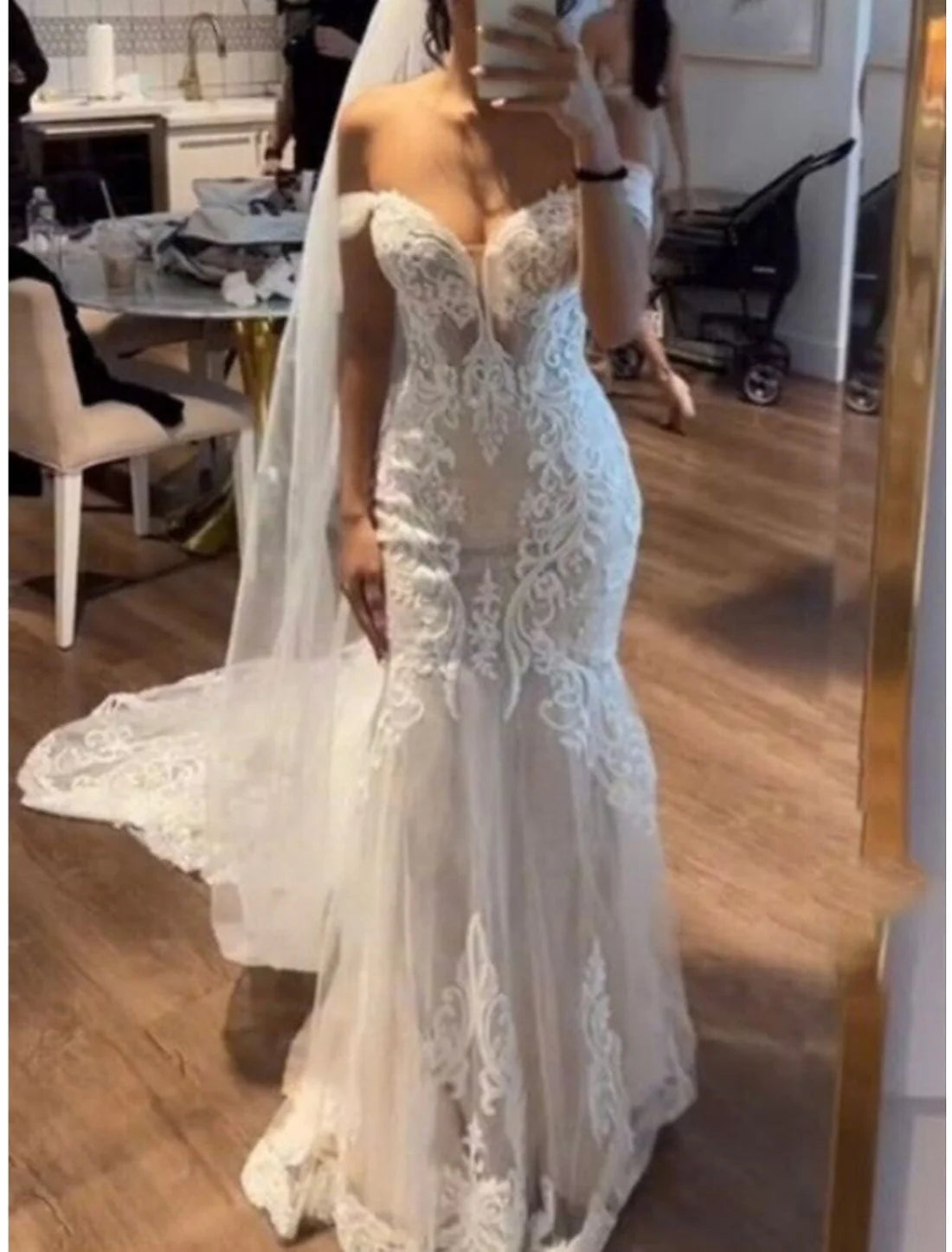Luolandi Formal Wedding Dresses Mermaid / Trumpet Off Shoulder Sleeveless Court Train Lace Bridal Gowns With Pleats Without Wedding Veil