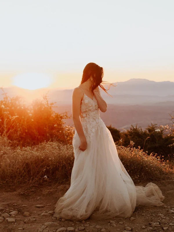 Luolandi Dreamy Tulle Spaghetti Straps V-Neck A-line Wedding Dresses With Appliques Beautiful