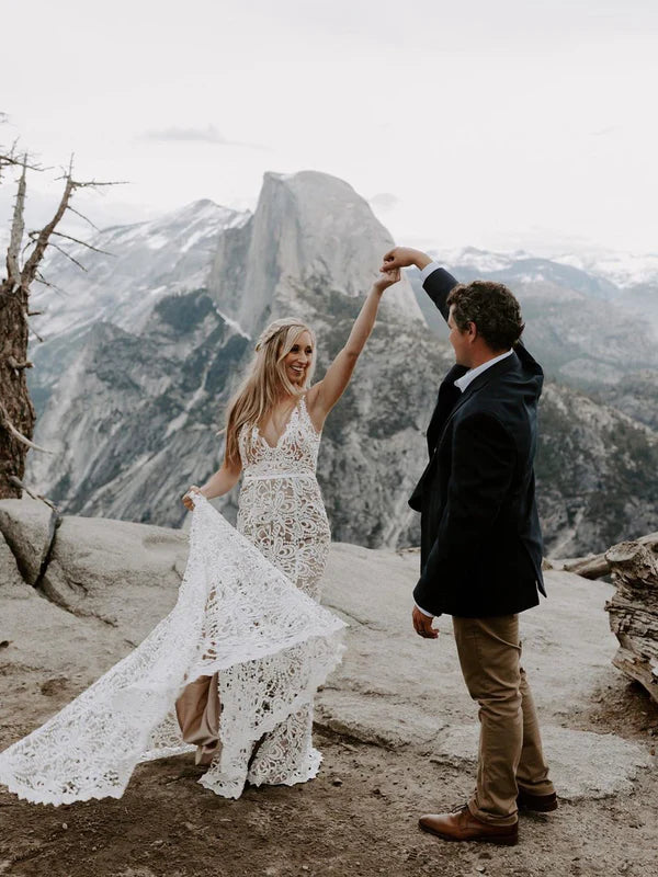 Luolandi Simple Lace Backless V-Neck Sheath with Sweep Train Wedding Dress Elegant