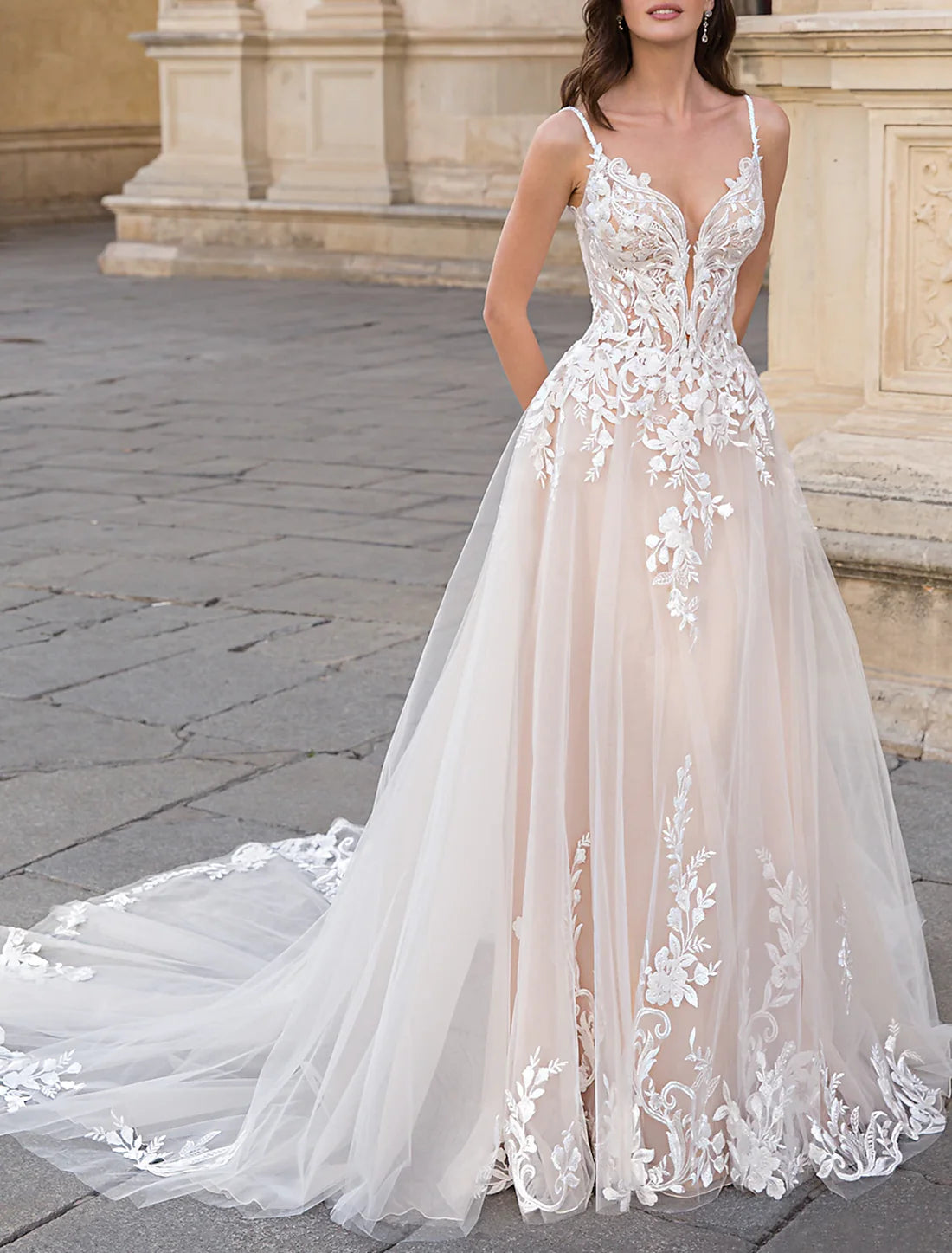 Luolandi Little Dresses Wedding Dresses A-Line Camisole V Neck Sleeveless Court Train Lace Bridal Gowns With Appliques Beautiful