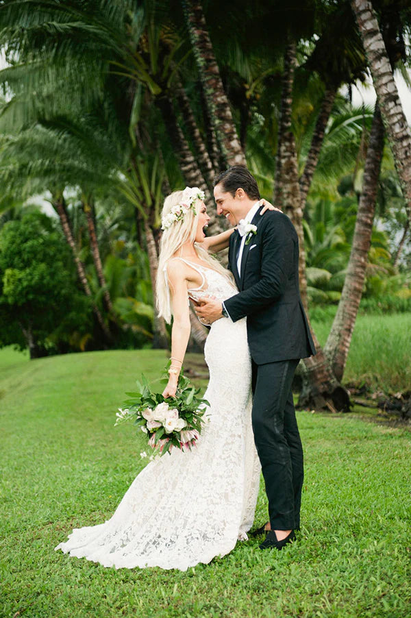 Luolandi Attractive Lace V-neck Neckline Chapel Train Sheath Wedding Dresses Elegant