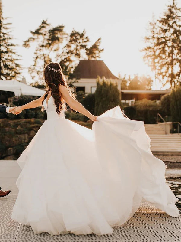 Luolandi Elegant V-Neck Backless Tulle Spaghetti Straps Ball Gown Chapel Train Wedding Dresses Beautiful