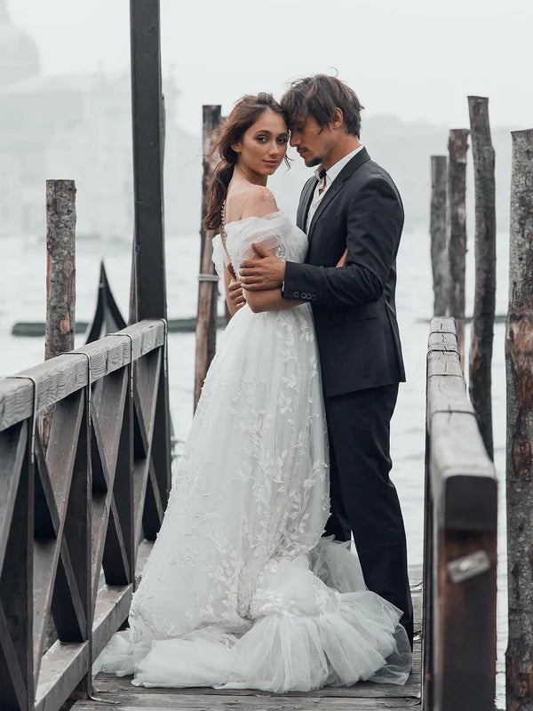 Luolandi Delicate Appliques Tulle Modified Sweetheart Neckline Wedding Dresses Charming Bridal Gown