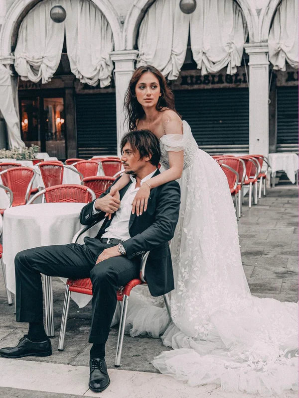 Luolandi Delicate Appliques Tulle Modified Sweetheart Neckline Wedding Dresses Charming Bridal Gown