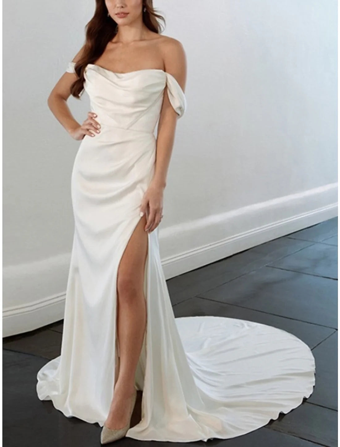 Luolandi Reception Casual Wedding Dresses Sheath / Column Off Shoulder Short Sleeve Court Train Charmeuse Bridal Gowns With Pleats Split