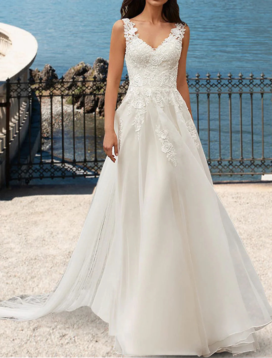 Luolandi Beach Open Back Wedding Dresses A-Line V Neck Sleeveless Court Train Lace Bridal Gowns With Appliques Beautiful