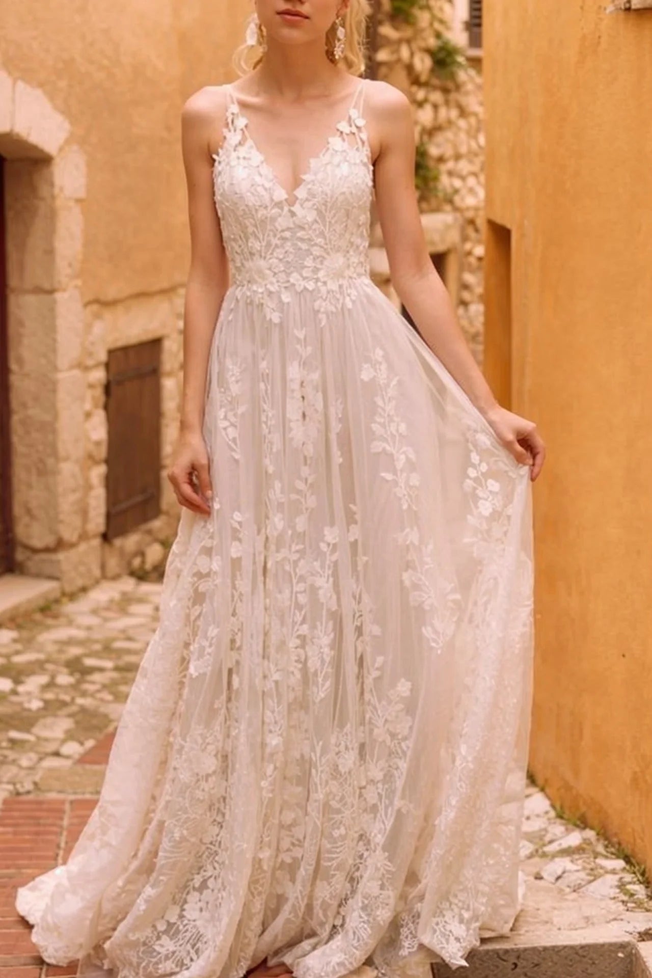 Luolandi Romantic Wedding Dress Spaghetti Straps Appliques Bridal Dress With Sweep Train Open Back