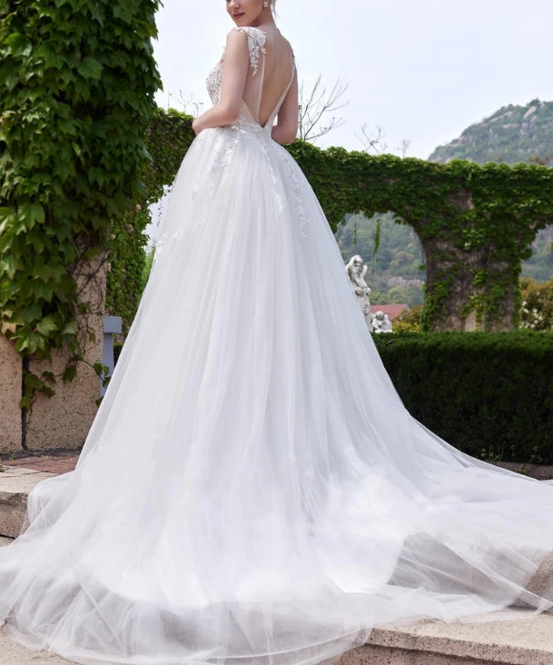 Luolandi A-line Scoop-Neck Chapel Train Tulle Lace Wedding Dresses Floor Length Charming