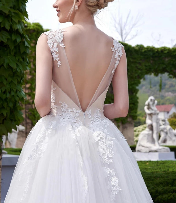 Luolandi A-line Scoop-Neck Chapel Train Tulle Lace Wedding Dresses Floor Length Charming