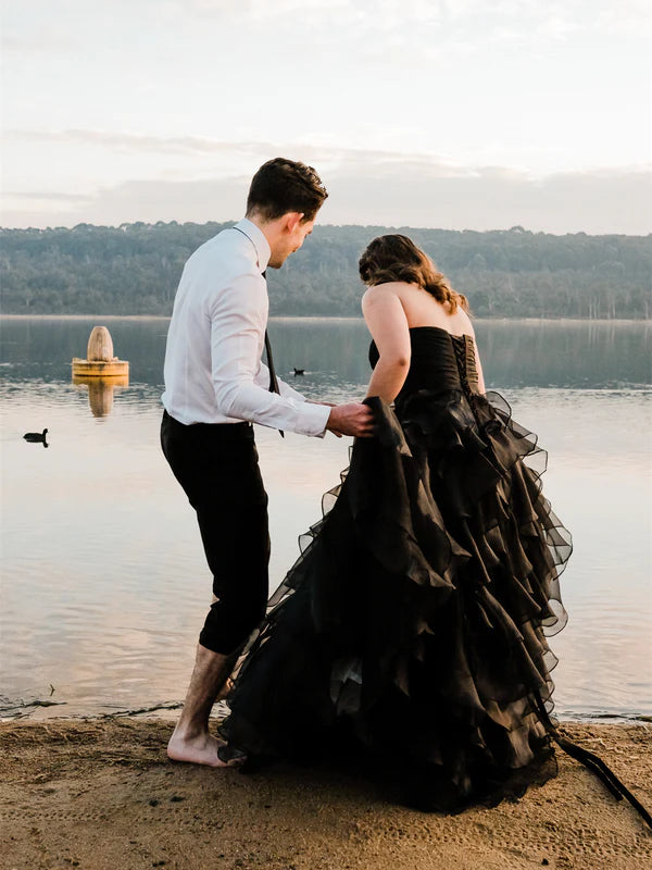 Luolandi Unique Sweetheart Black Wedding Dresses Tulle Tiered A-line Bridal Gown Off Shoulder Charming