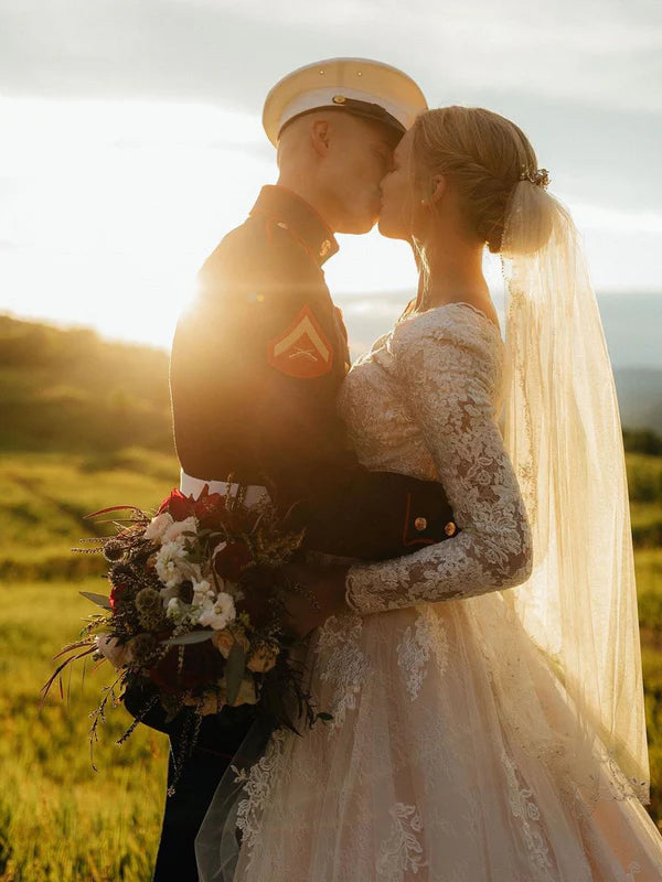 Luolandi Fabulous Ball Gown Lace V-Neck Longsleeves Wedding Dresses Appliqued Tulle Chapel Train Elegant