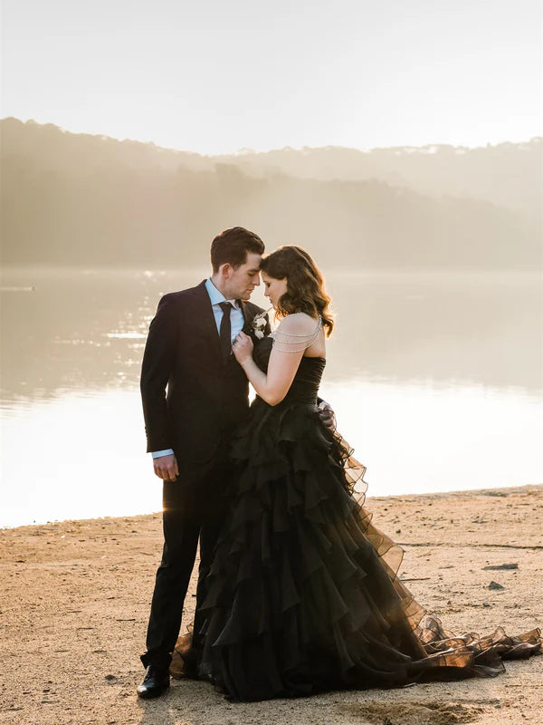 Luolandi Unique Sweetheart Black Wedding Dresses Tulle Tiered A-line Bridal Gown Off Shoulder Charming