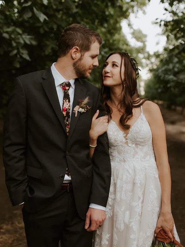 Luolandi Elegant Appliqued Spaghetti Straps V-Neck Backless A-line Wedding Dresses Beautiful