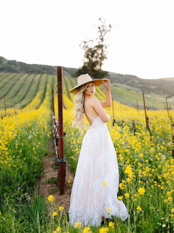 Luolandi Simple Lace Sleeveless V-neck A-line Spaghetti Strap Wedding Gowns Sexy Elegant