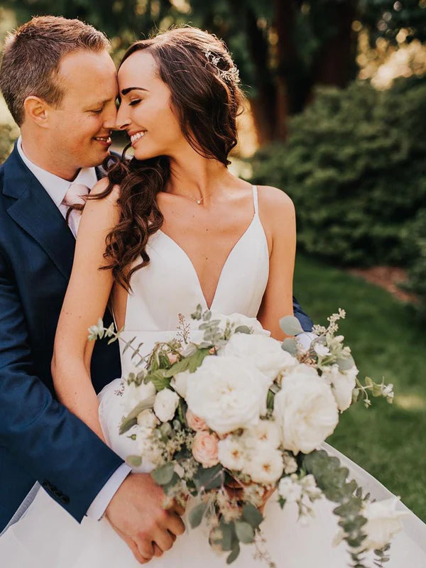 Luolandi Elegant V-Neck Backless Tulle Spaghetti Straps Ball Gown Chapel Train Wedding Dresses Beautiful