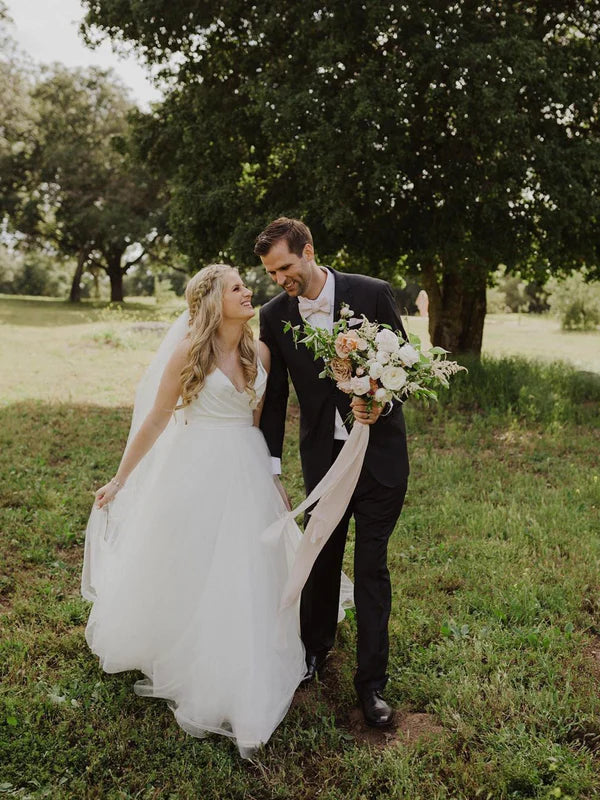 Luolandi Simple Tulle Spaghetti Straps V-Neck A-line Sweep Train Wedding Dresses Beautiful