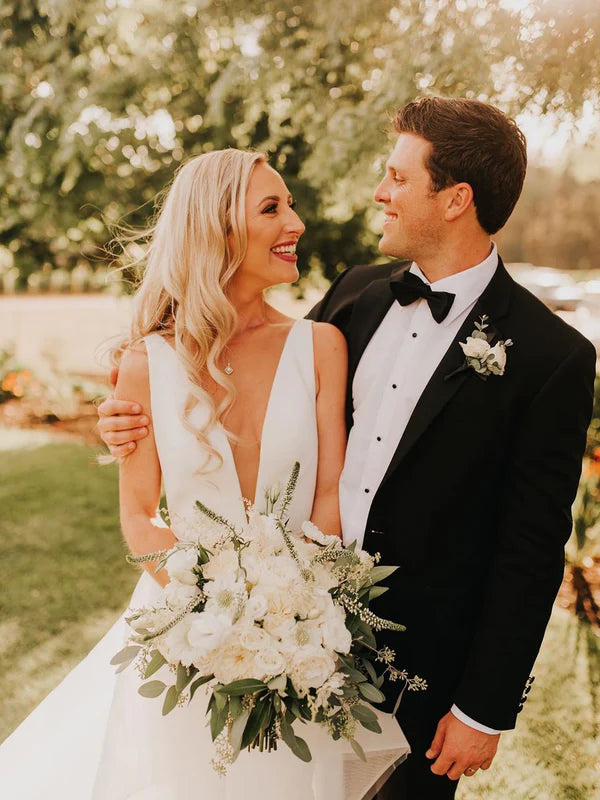 Luolandi Elegant V-Neck Backless Tulle Sleeveless A-line Chapel Train Wedding Dresses Sexy