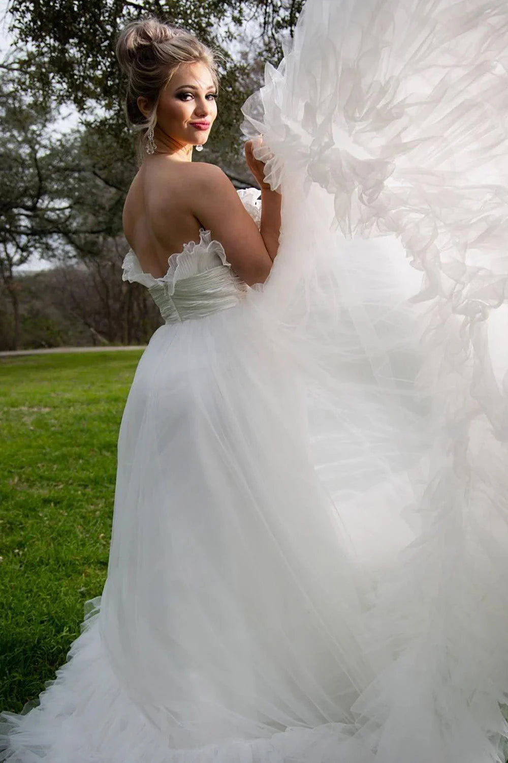 Luolandi Charming A-Line Strapless Tulle Wedding Dress Floor Length Elegant Bridal Gown