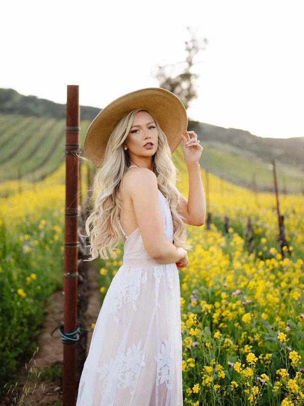 Luolandi Simple Lace Sleeveless V-neck A-line Spaghetti Strap Wedding Gowns Sexy Elegant