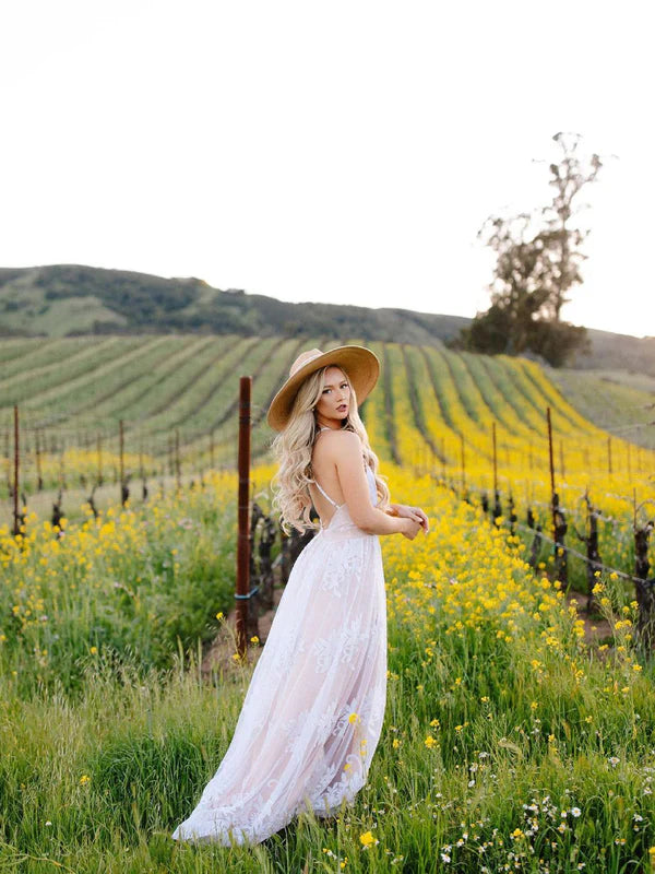 Luolandi Simple Lace Sleeveless V-neck A-line Spaghetti Strap Wedding Gowns Sexy Elegant