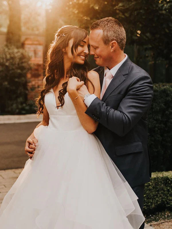 Luolandi Elegant V-Neck Backless Tulle Spaghetti Straps Ball Gown Chapel Train Wedding Dresses Beautiful