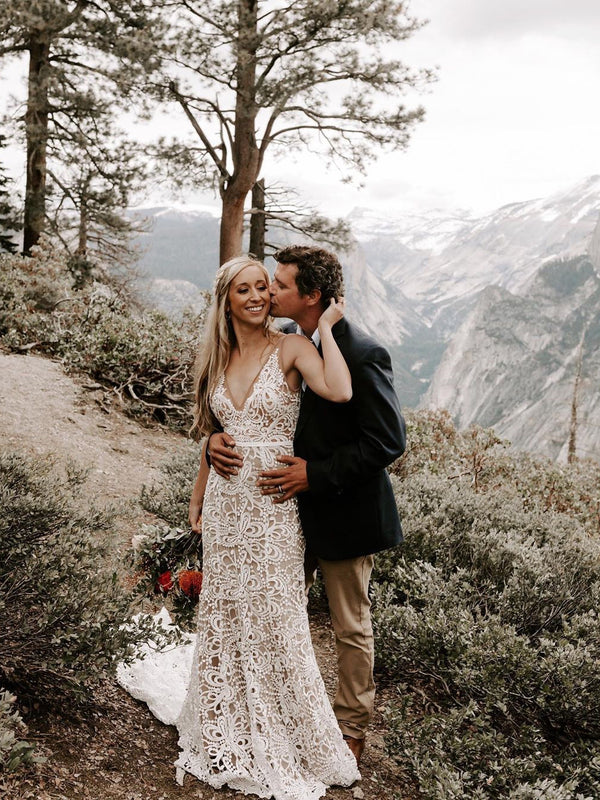 Luolandi Simple Lace Backless V-Neck Sheath with Sweep Train Wedding Dress Elegant