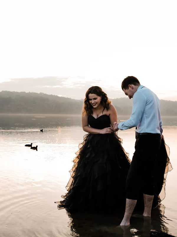 Luolandi Unique Sweetheart Black Wedding Dresses Tulle Tiered A-line Bridal Gown Off Shoulder Charming