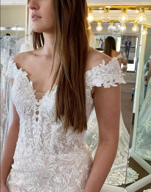 Luolandi Exquisite Off-The-Shoulder Long Lace Mermaid Wedding Dress Floor Length with Appliques Elegant