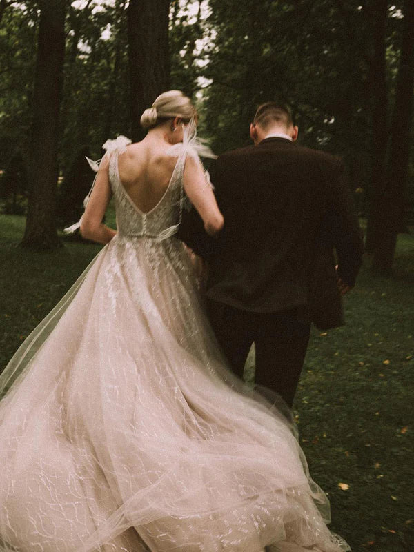 Luolandi Charming Spaghetti Straps A-line Wedding Dresses Lace Appliqued Gowns Elegant