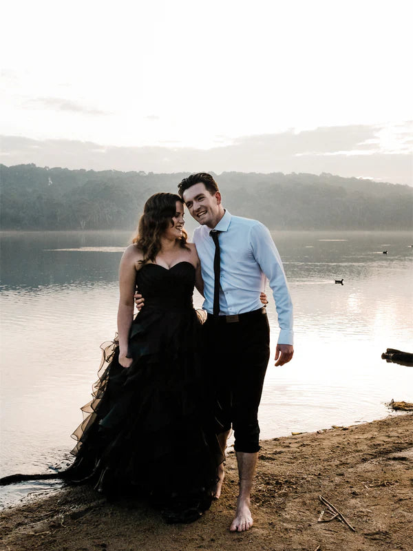 Luolandi Unique Sweetheart Black Wedding Dresses Tulle Tiered A-line Bridal Gown Off Shoulder Charming