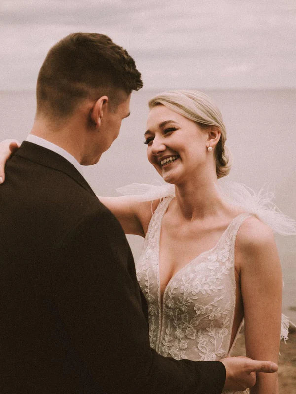 Luolandi Charming Spaghetti Straps A-line Wedding Dresses Lace Appliqued Gowns Elegant